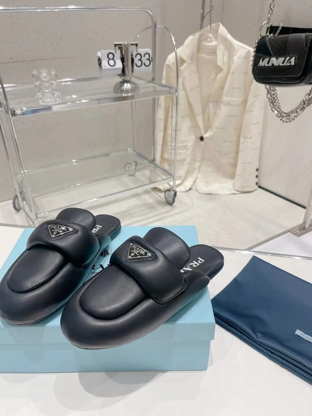 👟👟Ex-factory price 480👟👟Prada Bread Slippers💕The new 2023 Mules are very convenient to wear. You don’t need to bend down or tie your shoes when you go out to change shoes. You can just put them on and go. They can be worn in spring, summer and autumn. This pair of mules is made of rubber foam soles and is very lightweight. The iconic enamel triangle logo of Prada is also very recognizable and versatile. I never expected that Prada would produce such cute shoes. This shows how popular bread shoes are! Material: Imported mixed sheepskin Code number: 35-41